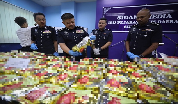 Ketua Polis Daerah Subang Jaya ACP Wan Azlan Wan Mamat (tengah) menunjukkan dadah jenis syabu seberat lebih 220 kilogram (kg) bernilai RM7 juta di dalam kenderaan yang terbabit dalam kemalangan di SS17, Subang Jaya pada 13 Ogos lepas ketika sidang media di Ibu Pejabat Polis Subang Jaya/ BERNAMA